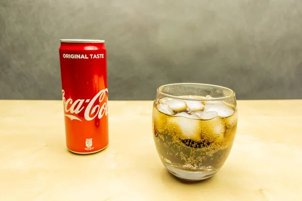 Un bicchiere di Coca-Cola con cubetti di ghiaccio . — Foto Stock