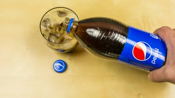 Налить бокал Пепси из бутылки . — стоковое фото
