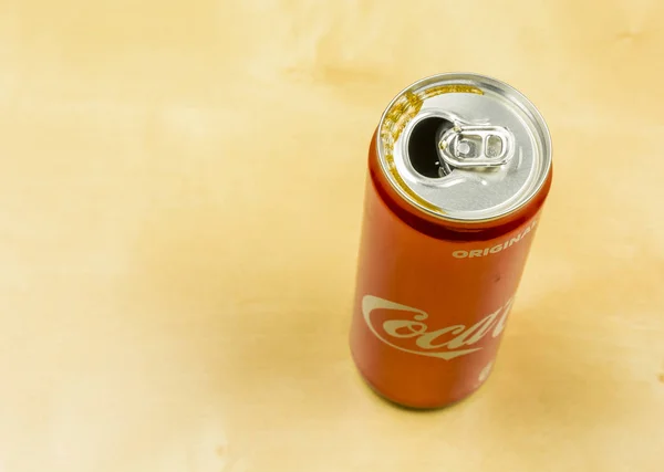 Open blikje Coca-Cola. — Stockfoto