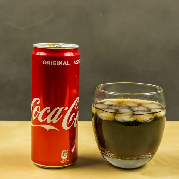 Coca-Cola im Glas mit Eiswürfeln. — Stockfoto