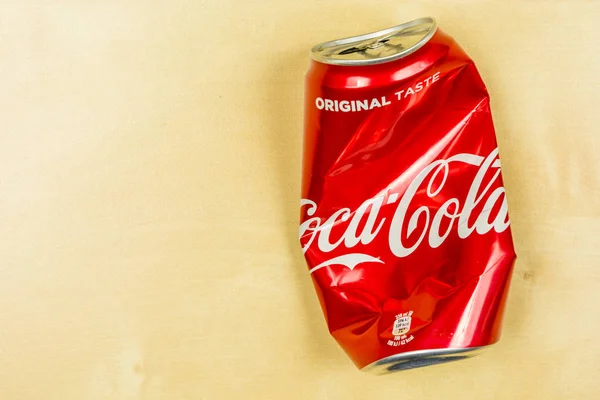 Een geplette leeg blikje coca-cola. — Stockfoto