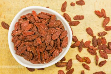 Kurutulmuş Goji meyveleri. Yukarıdan görüntülemek.