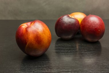 Nektarin ahşap koyu arka plan üzerinde.