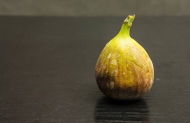 Masanın üzerine taze meyve incir.