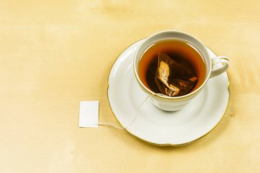 Masada bir fincan bir çanta hangi çay demlendi.