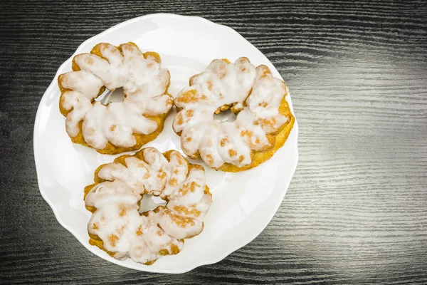 A cookie-kat, a királyi cukormáz öntött lemez. Nézd meg felülről. — Stock Fotó