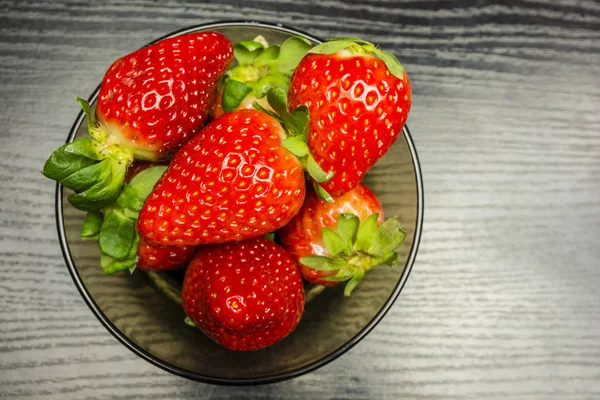 Vue du dessus d'un bol de fraises mûres rouges . — Photo