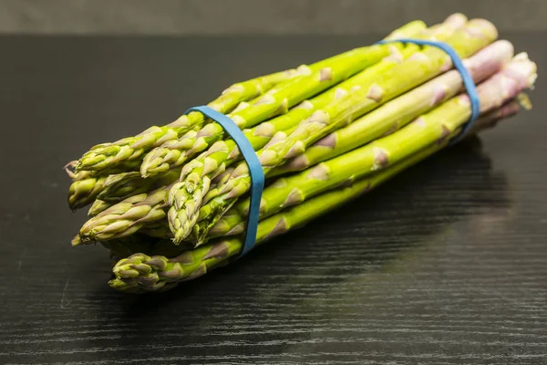 A bundle of cultivated asparagus. — Stock Photo, Image
