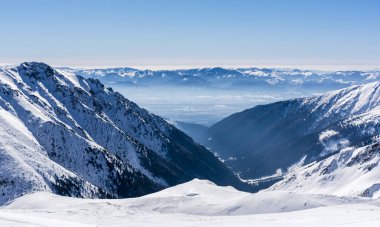 Batı Tatras zirvesinde Marnixkade düşük Tatras aralığı.