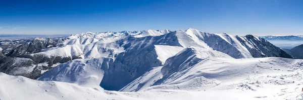 Широкая панорама горного ландшафта в зимнем пейзаже в морозный солнечный день с вершины . — стоковое фото
