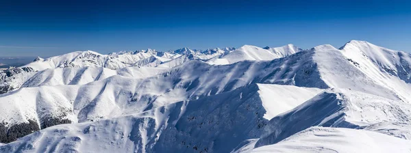 Широкий панорамный пейзаж горных хребтов, покрытых снегом . — стоковое фото