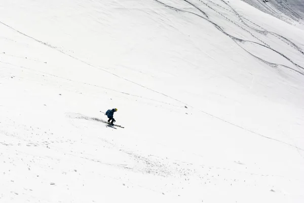 Skieur lors de la descente en montagne . — Photo