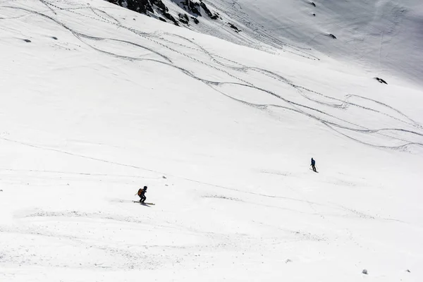 Freeriding. Skiers during a downhill ride in the mountains. — Stock Photo, Image