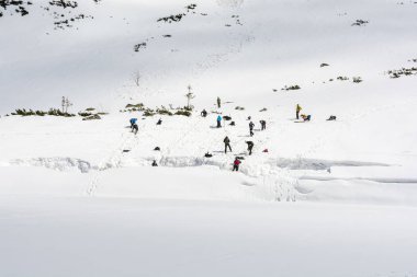 Kış dağcılık ders. Eğitim yarık buzul veya buz sayfasında ortak uzanan.