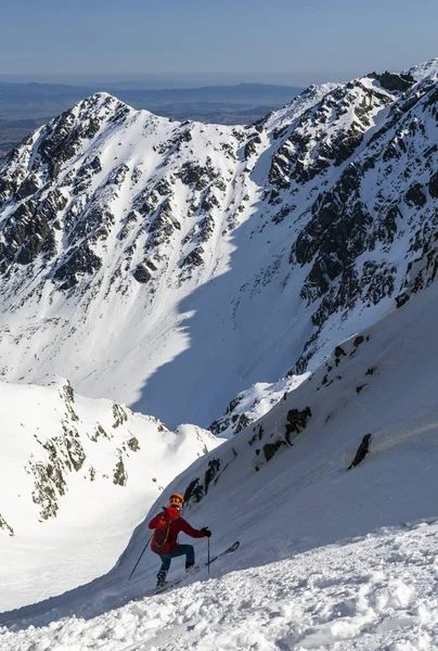 Serbest sürüşte. Yokuş aşağı gezintiye Yarıntısı dağlarda sırasında Skialpinist. — Stok fotoğraf