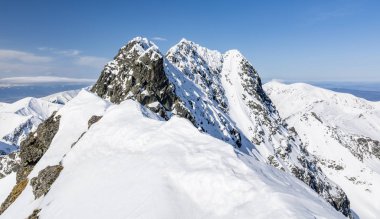 Kış renkleri muhteşem dağ sırtı görünümünü yakından.