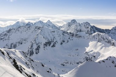 Yükselen dağ zirveleri.