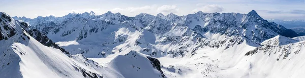 Большая широкая панорама горного ландшафта, покрытого снегом . — стоковое фото
