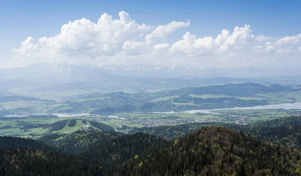 Villaggi nella valle sopra il fiume . — Foto Stock