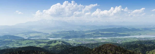 Un ampio panorama che si affaccia sugli edifici sul fiume nella valle e sulle montagne . — Foto Stock