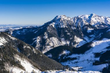 Batı Tatras 'taki Kominiarski Wierch zirvesi Polonya' nın Chocholowska Vadisi üzerinde yükseliyor. Kış dağı manzarası.