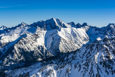 Güzel güneşli bir günde karlı ve buzlu tepeler manzaralı kış manzarası. Tatra Dağları.