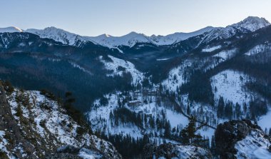 Zakopane, Polonya - Şubat 06, 2019: Kuznice - Zakopane 'nin karanlık kış manzarasındaki tarihi bölümü ve etrafını çevreleyen Tatra zirveleri. Tatra Ulusal Parkı. Yukarıdan görüntüle.
