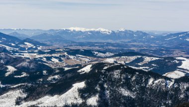 Dağ manzarası - Küçük Fatra (Mala Fatra, Küçük Fatra) ve bahar vadisi, Slovakya.