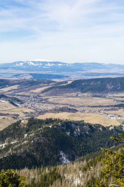 Vadi ve dağdaki köyün manzarası - Babia Gora (Babia hora, Old Wives ', Witches' Mountain), Slovakya.