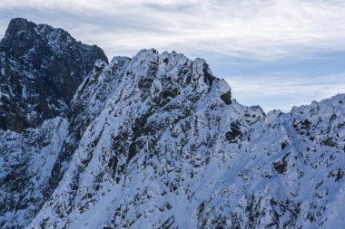 Tepe (Kaczy Szczyt, Kacaci stit, Kaci stit) ve kışın tepenin bir parçası. Tatra Dağları, Slovakya.