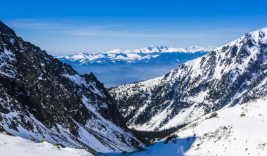 Ufuktaki kış manzarasındaki sıradağların manzarası - Düşük Tatras, Slovakya.