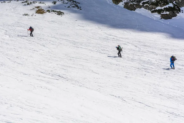 Štrbské Pleso Slovensko Března 2019 Svahu Sněhu Blíží Skupina Turistů — Stock fotografie