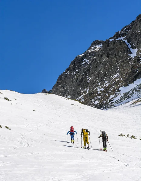 Strbske Pleso Slovakia March 2019 Three Skiers Backpacks Skiing Snowy — Stock Photo, Image