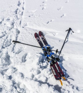 Zakopane - Bukowina Tatrzanska, Polonya - 30 Mart 2019: Kayak ekipmanları - Kar altında kayak direkleri ve kayak direkleriyle Kayak Hagan.