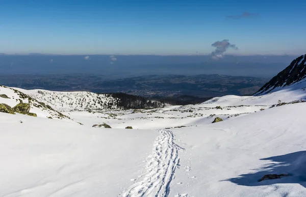 Spuren Von Wanderern Und Skifahrern Schnee Die Einen Weg Durch — Stockfoto