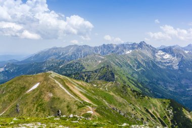 Dağlardaki patikalar. Tatras 'ta bahar ve yaz manzarası.