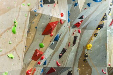 Tarnow, Polonya - 28 Temmuz 2019: Spor salonunda duvara tırmanmak. Çeşitli zorluklarla dolu bir tırmanış yolu oluşturan bir dizide sıralanmış renkli kavramalar.