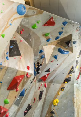 Tarnow, Polonya - 28 Temmuz 2019: tırmanma duvarına tırmanıyor. Genç dağcının yol zorluklarıyla mücadelesi.