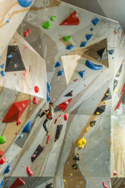 Tarnow, Polonya - 28 Temmuz 2019: Çocuk mavi ambarlarda yol gösteriyor..