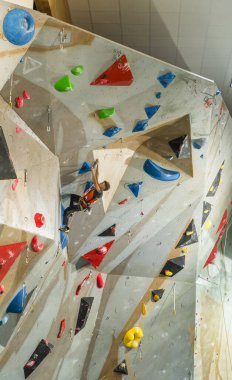 Tarnow, Polonya - 28 Temmuz 2019: spor salonuna tırmanıyor. Dağcı, mavi durduktan sonra işaretlenen yolu izler..