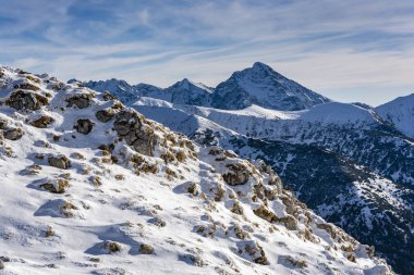 Tipik kış dağ manzarası. Slovak Tatraları 'nın kuzey duvarı Krivan (Krywan).