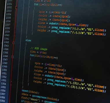Kod düzenleyicide karanlık arkaplan üzerindeki PHP kodu. Kodu yazılı bir dizüstü bilgisayarın yakın plan görüntüsü.
