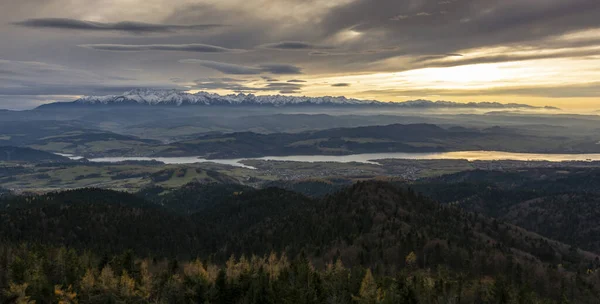 夕阳西下 群山一片漆黑 秋天的山景 山脚下的薄雾 山谷湖上的城镇 — 图库照片