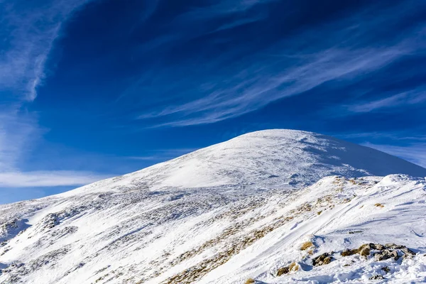 Typiskt Vinterbergslandskap Domed Topp Täckt Med Vit Snö Och Den — Stockfoto
