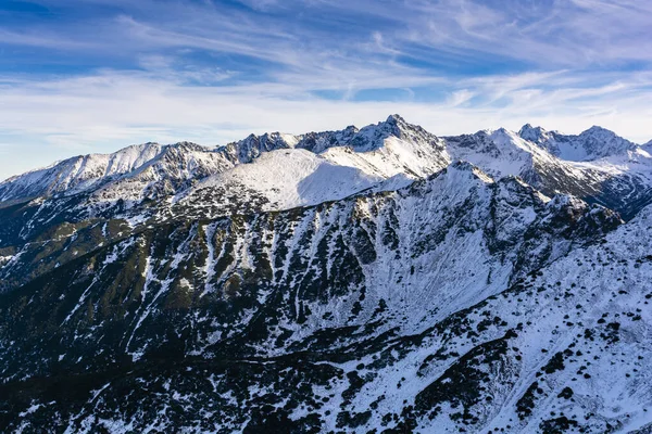 Kışın Peri Masalı Dağ Manzarası Mavi Gökyüzü Kar Tepelerinin Üzerindeki — Stok fotoğraf