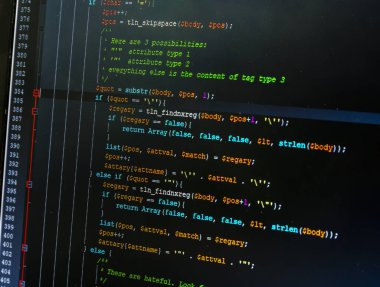 Web sitesinin kaynak kodunu düzenleme programı - php kodunun bir parçası. Koyu arkaplanda renkli kod bileşenleri.