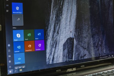 Niedofareler, Polonya - 29 Kasım 2019: Asus dizüstü bilgisayarında Açık Başlangıç Menüsü (Windows 10 işletim sistemi). Menüde Microsoft Edge ve Microsoft Office 'ten fayanslar yer alıyor.