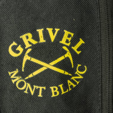 Niedomouse, Polonya - 21 Kasım 2019: Logo Grivel Mont Blanc - İtalyan dağcılık ekipmanı üreticisi.