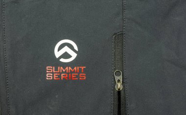 Niedofareler, Polonya - 21 Kasım 2019: Amerikalı imalatçı The North Face 'in (TNF) zirve serisi logosu fermuarın üzerine yerleştirildi (YKK).