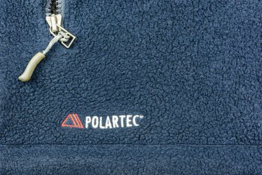 Niedofareler, Polonya - 21 Kasım 2019: Lacivert yün üzerine Polartec logosu.